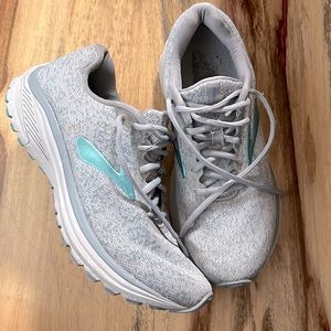 Super cute athletic Brooks. Athletic shoes or work shoes.